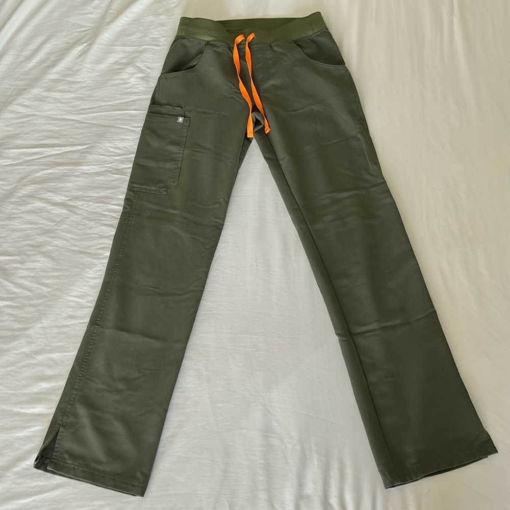 FIGS Women’s Moss Kade Cargo Pants